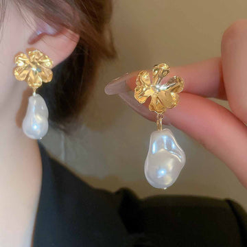 Gold Flower Chunky Pearl - Earring