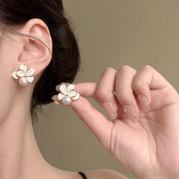 Pearly White Flower - Earring