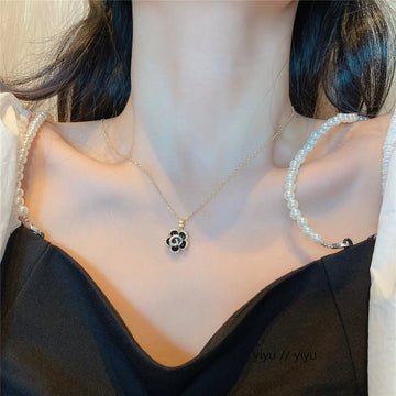 Black Flower Gold - Necklace