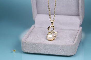 Pearly Swan Gold - Necklace