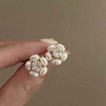 Pearly Diamond Flower - Earring