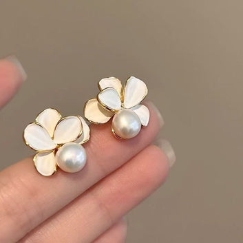 Pearly White Flower - Earring